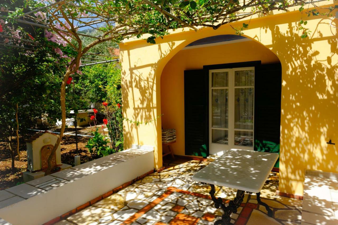 House With Garden Near The Sea Apartment Agia Efimia Exterior photo